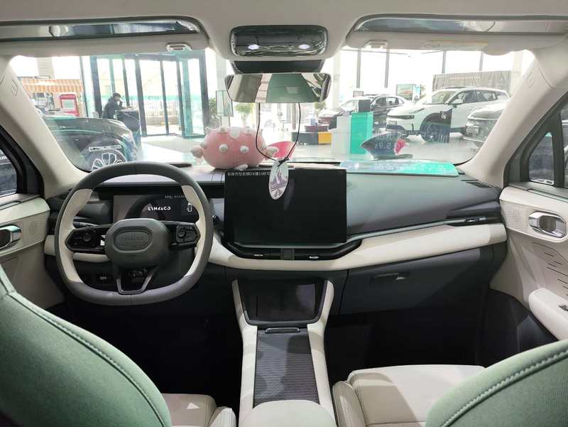 都市自然主义设计的典范>内饰是领克06em-p的一个显著亮点