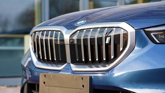 喜提爱车人生第一辆豪华纯电车宝马i5带回家