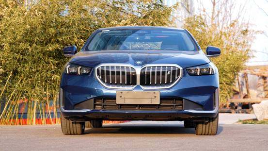 喜提爱车人生第一辆豪华纯电车宝马i5带回家