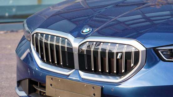 喜提爱车人生第一辆豪华纯电车宝马i5带回家