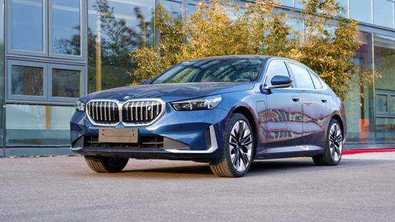 喜提爱车人生第一辆豪华纯电车宝马i5带回家