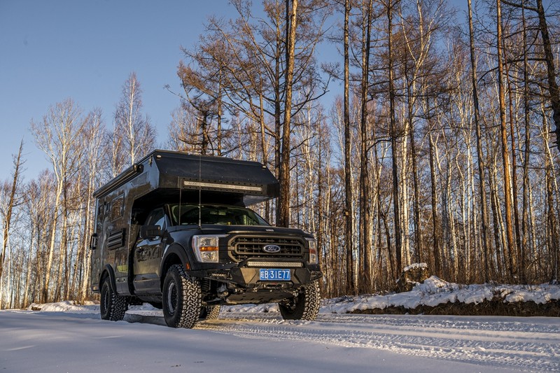 旅美奇域f150u四驱越野房车采用了美国福特公司经典的f150皮卡底盘