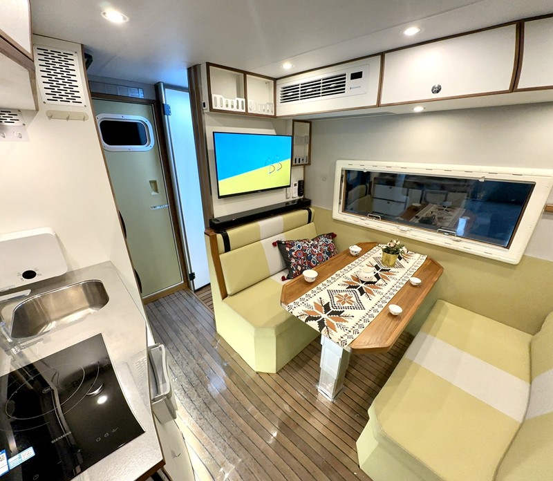 旅美灵域5500n四驱越野房车硬派越野风格,彰显个性与力量